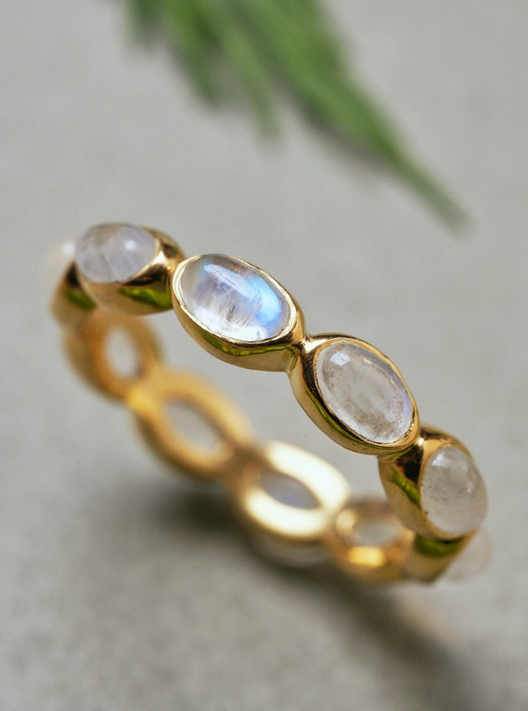 レインボームーンストーン/ gold) oval horizon CAB eternity ring – ödül