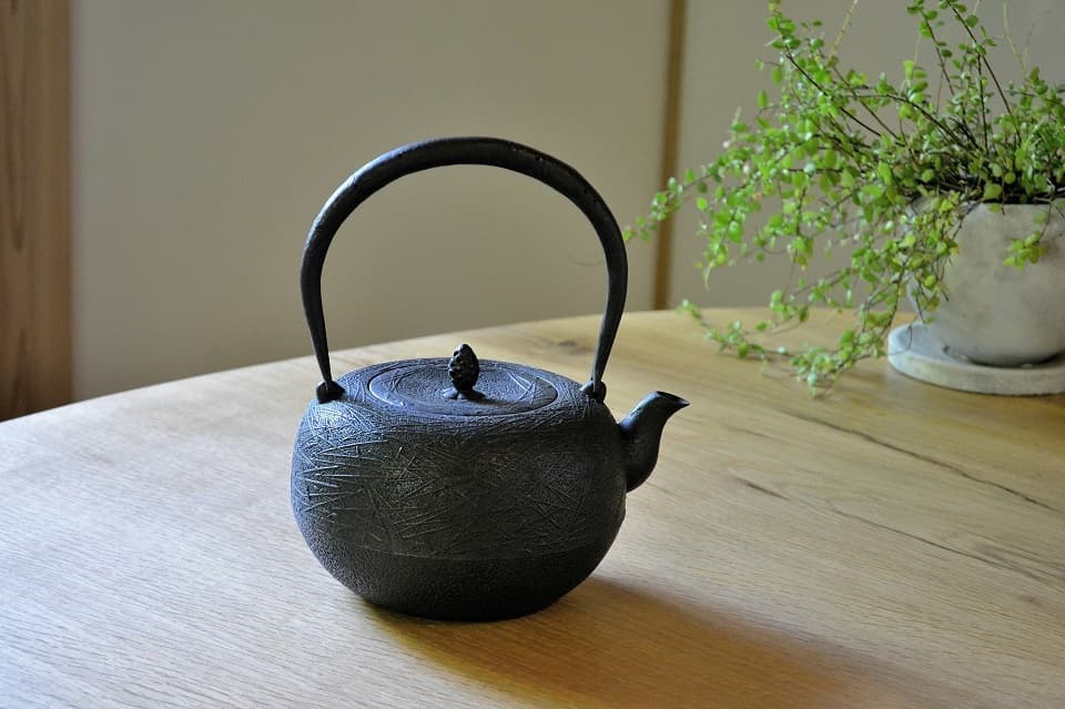 南部鉄瓶】松葉紋柚子形鉄瓶｜伝統的な手仕事によって繊細にあしらわれ