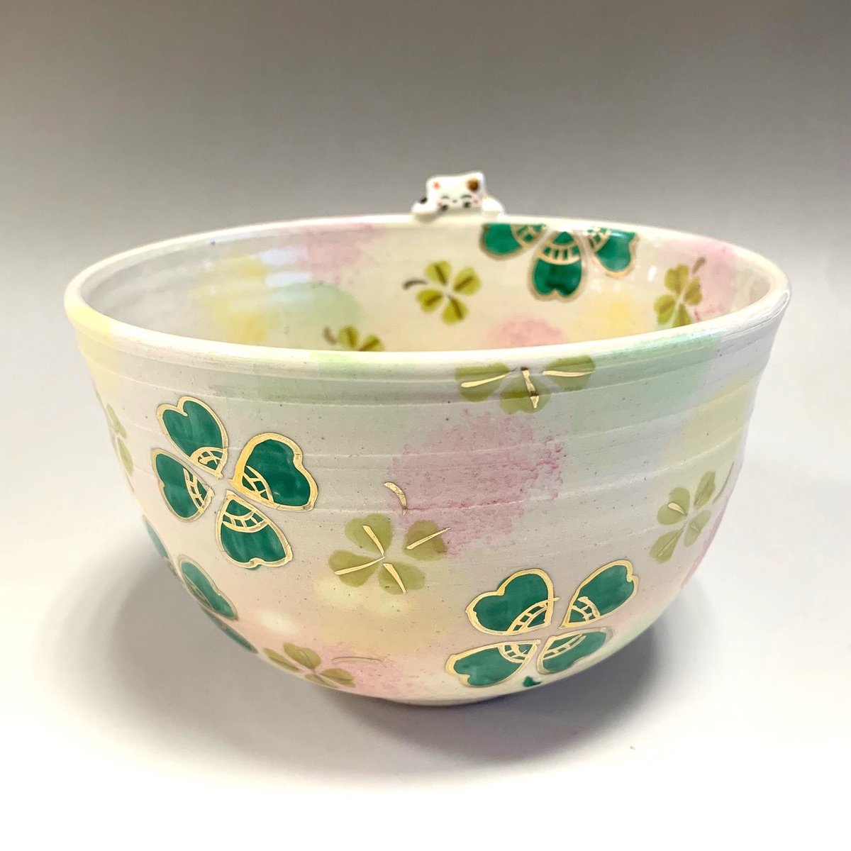 東山深山 クローバーと猫茶碗【新作／茶道具／茶碗／化粧箱入】 | 龍門堂