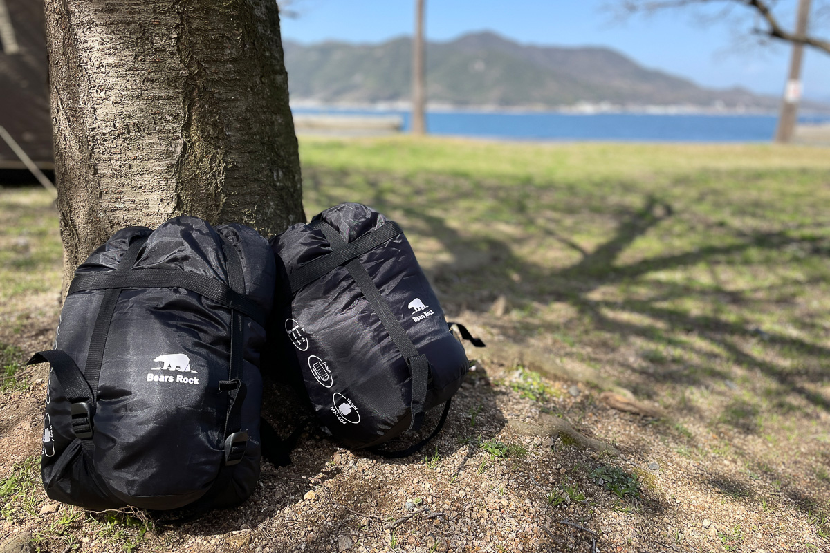 ベアーズロックの夏用シュラフはフルオープン可能！ 夏キャンプの掛け